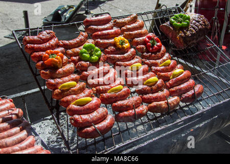 Choripan sur le grill à la Feria de San Telmo, le marché du dimanche, Buenos Aires, Argentine Banque D'Images