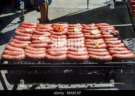 Choripan sur le grill à la Feria de San Telmo, le marché du dimanche, Buenos Aires, Argentine Banque D'Images