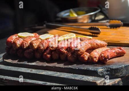 Choripan sur le grill à la Feria de San Telmo, le marché du dimanche, Buenos Aires, Argentine Banque D'Images