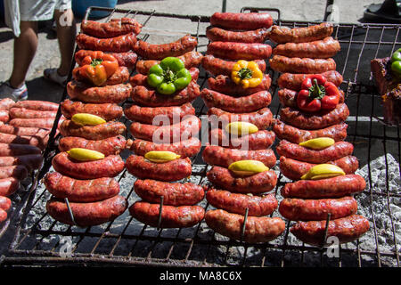 Choripan sur le grill à la Feria de San Telmo, le marché du dimanche, Buenos Aires, Argentine Banque D'Images