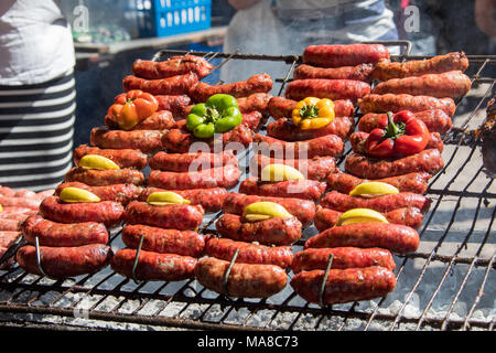 Choripan sur le grill à la Feria de San Telmo, le marché du dimanche, Buenos Aires, Argentine Banque D'Images