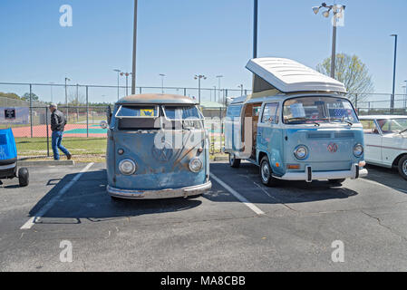 Car Show à Ft. Blanc, en Floride. Cars originaux de Volkswagen, un original, non restaurés et l'autre restauré est un camping-car 1972. Banque D'Images