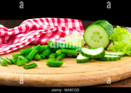 Salade de source fraîche avec le concombre, la laitue et les petits pois sur une planche en bois avec espace réservé. Banque D'Images