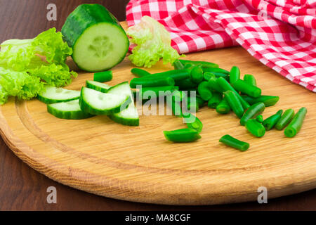 Salade de source fraîche avec le concombre, la laitue et les petits pois sur une planche en bois avec espace réservé. Banque D'Images