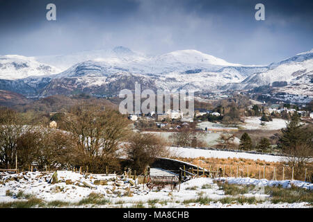 Paysage d'hiver en Galles du nord. La neige a couvert les montagnes entourent le village de Ffestiniog, parc national de Snowdonia, UK Banque D'Images