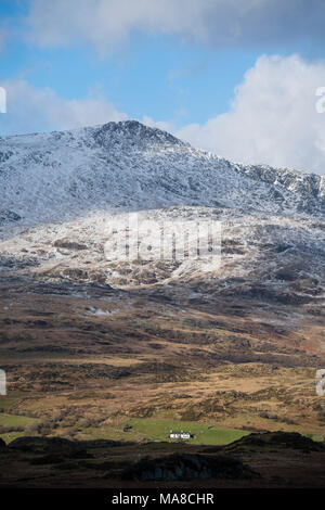 Paysage d'hiver en Galles du nord. Montagnes couvertes de neige entre Blaenau Ffestiniog et plage de Prestatyn, Parc National de Snowdonia, le Nord du Pays de Galles UK Banque D'Images