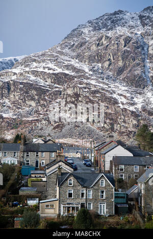 Paysage d'hiver en Galles du nord. La tour de montagnes couvertes de neige plus de Blaenau Ffestiniog Banque D'Images