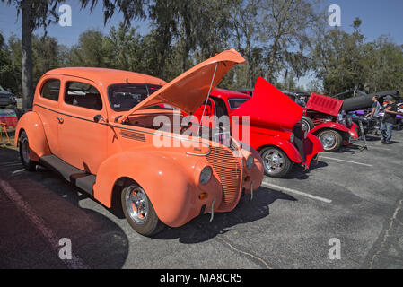 Car Show à Ft. Blanc, en Floride. 1939 Ford sedan orange vif avec moteur V8 Banque D'Images