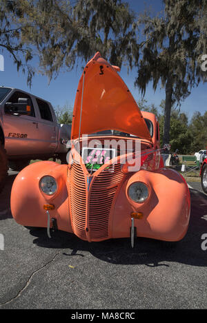 Car Show à Ft. Blanc, en Floride. 1939 Ford sedan orange vif avec moteur V8 Banque D'Images