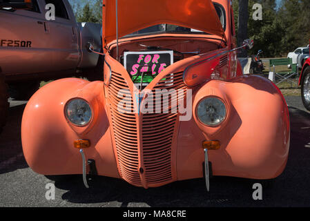 Car Show à Ft. Blanc, en Floride. 1939 Ford sedan orange vif avec moteur V8 Banque D'Images