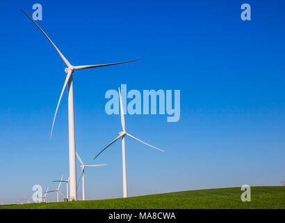 Ligne de production d'énergie éoliennes sur colline Banque D'Images