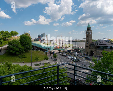 Hambourg, Allemagne - 03 avril, 2016 : Vue de dessus à l'ancienne, port, Landingbridge Elbtunnel Elbphilharmonie et au beau temps. Banque D'Images