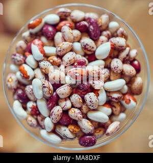 Haricots multicolores dans un verre. Vue d'en haut Banque D'Images