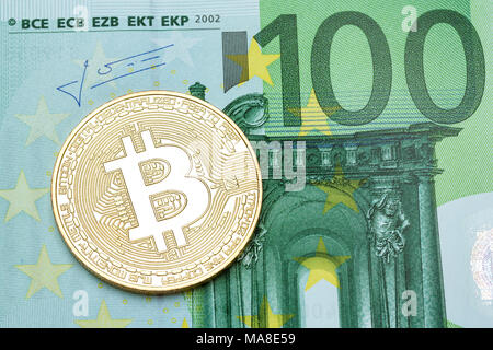 Bitcoin or sur 100 billet d'euro. Banque D'Images