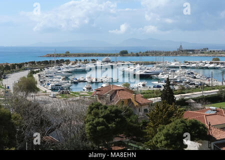 Vouliagmeni, Grèce - 28 mars 2015 : une vue panoramique sur la baie et port de plaisance avec bateaux disponibles sur la Riviera d'Athènes en Grèce. Banque D'Images