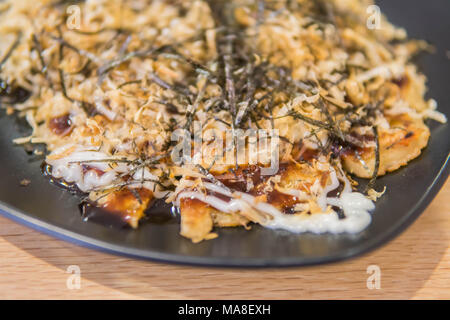 Style japonais KANSAI Okonomiyaki ,salé crêpe ou connu sous le nom de pizza japonaise ce plat peut facile à faire à la maison. Banque D'Images