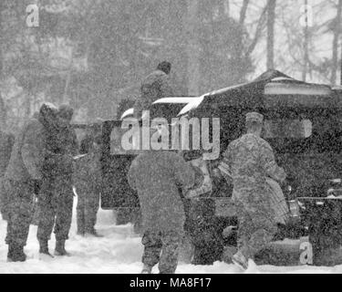 New York les soldats de la Garde nationale d'armée à partir de la 42e Brigade d'aviation de combat basé à Latham, New York préparer leurs humvees pour des missions comme une énorme tempête de neige hits New York, mars 14, 2017. () Banque D'Images