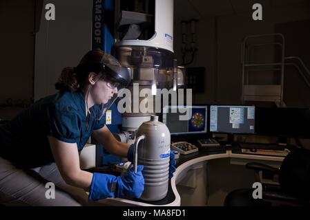 Chercheuse utilise l'émission de champ à froid (CFE Transmission Balayage-STEM) et microscope électronique à transmission (TEM) dans un laboratoire situé à Pacific Northwest National Laboratory (PNNL) situé dans le centre de Richland, Washington, l'image de courtoisie du département américain de l'énergie, le 15 novembre 2016. () Banque D'Images