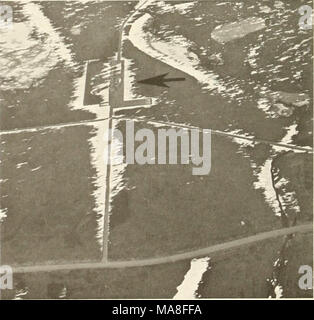 . Les enquêtes écologiques du biome de la toundra dans la région de Prudhoe Bay, en Alaska . d. 12 juin 1972 (S). Fig. 17. Photographies séquentielles (ci-dessus et page ci-contre) de la plaquette BP zone "N" au cours de Bréal<jusqu'en 1972. (La flèche située sur le côté ouest de la pad et vers l'Est). Banque D'Images