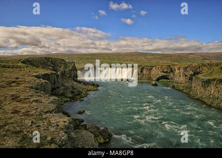 Godafoss, "Chute des Dieux", seulement 12 mètres de haut mais l'un des plus célèbres et magnifiques chutes en Islande. Banque D'Images