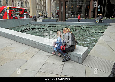 'Oublié' d'eau sculpture de l'artiste Cristina Iglesias au bâtiment du siège européen de Bloomberg dans la ville de London UK KATHY DEWITT Banque D'Images