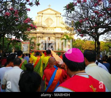 Tôt le matin du vendredi saint procession en Malconga où y compris religieux prêtre va porter la croix à l'intérieur de l'église, devant l'officiant la messe. Sherbien Dacalanio (Photo par / Pacific Press) Banque D'Images
