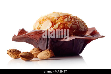 Muffin aux amandes dans du papier brun avec amandes isolé sur fond blanc Banque D'Images