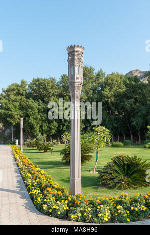 Lampadaire metal complexes dans les jardins à proximité de Al Alam Royal Palace du Sultan d'Oman situé à Mutrah, Muscat, Oman Banque D'Images