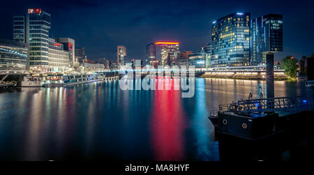 Medienhafen de Düsseldorf bei nacht mit Hilton Hotel Panorama Banque D'Images