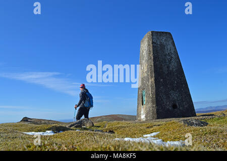 Cadair Berwyn randonneur sur montagnes à Pistyll Rhaeadr Banque D'Images