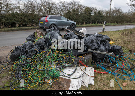 Les décharges sauvages le long de la route dans le village de Snailwell, Newmarket, Suffolk. Vendredi 30 mars 2018 Banque D'Images