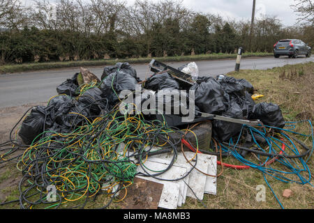 Les décharges sauvages le long de la route dans le village de Snailwell, Newmarket, Suffolk. Vendredi 30 mars 2018 Banque D'Images