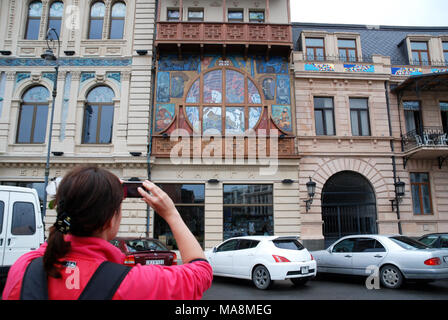 Prendre une photo d'La fenêtre vitrage façade de l'ancienne Banque nationale de Géorgie à la place de l'Europe à Batumi, Géorgie, l'Adjarie. Banque D'Images