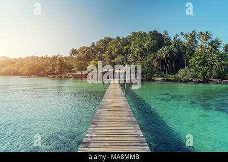 Jetée en bois vers une petite île dans la mer d'été à Phuket, Thailande. L'été, Vacances, vacances et concept. Banque D'Images