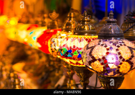 Belle Lumière lampe avec arrière-plan flou - Coup de Dubai Souk aux épices Banque D'Images