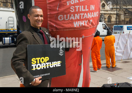 Clive Lewis, élu le mois dernier que la main-d'MP pour Norwich Sud pose avec une amnistie poster 'Stop à la torture' et un Shaker Aamer gonflable géant. Banque D'Images