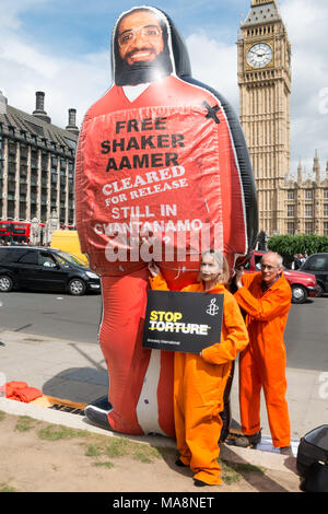 Tania Mathias, élu le mois dernier en tant que député conservateur de Twickenham, pose avec une amnistie poster 'Stop à la torture' et un Shaker Aamer gonflables géants en face de Big Ben. Banque D'Images