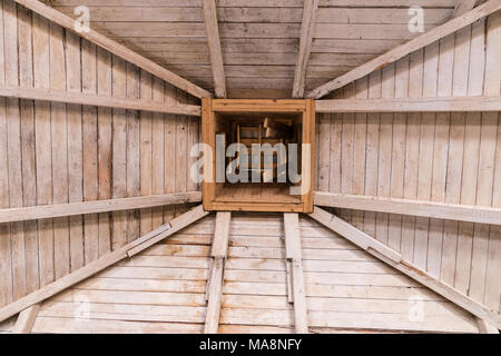Ancienne toiture en bois, de chevrons et de cheminée. Banque D'Images