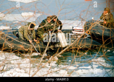 Washington, DC., USA, 15 janvier 1982 Le 13 janvier 1982, Vol 90 Air Florida s'écrase sur Washington, DC's 14th Street Bridge et est tombé dans la rivière Potomac peu après le décollage. Un total de 70 passagers, 4 membres d'équipage et 4 automobilistes sur le pont ont été tués. L'accident du Boeing 737-200 était dû à un système anti-givrage étant laissé. Des plongeurs de la marine américaine de la Naval Amphibious Base Little Creek, Virginia se préparer à plonger dans la rivière Potomac gelé pour récupérer le reste des passagers du vol sûr. Credit : Mark Reinstein/MediaPunch Banque D'Images