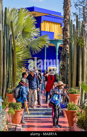 Maroc Jardin Majorelle JARDIN LA MAISON BLEUE ET DE NOMBREUX TOURISTES Banque D'Images