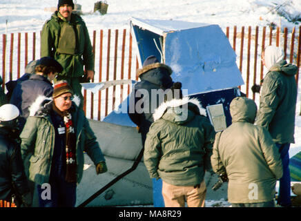 Washington, DC., USA, 16 janvier 1982 Le 13 janvier 1982, Vol 90 Air Florida s'écrase sur Washington, DC's 14th Street Bridge et est tombé dans la rivière Potomac peu après le décollage. Un total de 70 passagers, 4 membres d'équipage et 4 automobilistes sur le pont ont été tués. L'accident du Boeing 737-200 était dû à un système anti-givrage étant laissé. Les enquêteurs du NTSB examiner des pièces du fuselage de l'avion d'Air Florida condamné car il vol récupérés et mis à terre par des plongeurs. Credit : Mark Reinstein/MediaPunch Banque D'Images