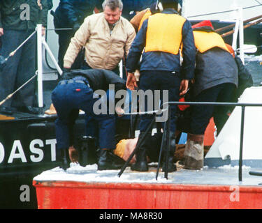 Washington, DC., USA, 16 janvier 1982 Le 13 janvier 1982, Vol 90 Air Florida s'écrase sur Washington, DC's 14th Street Bridge et est tombé dans la rivière Potomac peu après le décollage. Un total de 70 passagers, 4 membres d'équipage et 4 automobilistes sur le pont ont été tués. L'accident du Boeing 737-200 était dû à un système anti-givrage étant laissé. Les membres de la police. DC avec nous les plongeurs de la Marine et la garde côtière américaine récupérer l'une des 70 victimes de vol d'Air 90 de la rivière Potomac gelé. Credit : Mark Reinstein/MediaPunch Banque D'Images