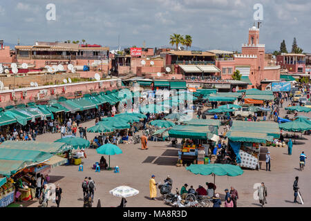 Maroc Marrakech place JEMAA EL FNA CALE DU SPECTACLE BOUTIQUES RESTAURANTS TOURISTES PART ONE Banque D'Images