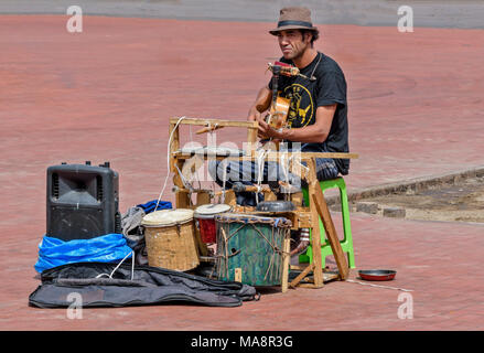 Maroc Marrakech l'ARTISTE OU LE ONE MAN BAND place JEMAA EL FNA Banque D'Images