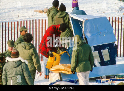 Washington, DC., USA, 16 janvier 1982 Le 13 janvier 1982, Vol 90 Air Florida s'écrase sur Washington, DC's 14th Street Bridge et est tombé dans la rivière Potomac peu après le décollage. Un total de 70 passagers, 4 membres d'équipage et 4 automobilistes sur le pont ont été tués. L'accident du Boeing 737-200 était dû à un système anti-givrage étant laissé. Les enquêteurs du NTSB examiner des pièces du fuselage de l'avion d'Air Florida condamné car il vol récupérés et mis à terre par des plongeurs. Trouver des gilets. Credit : Mark Reinstein/MediaPunch Banque D'Images