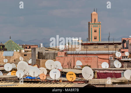 Maroc Marrakech place JEMAA EL FNA, DES ANTENNES PARABOLIQUES SUR LES TOITS Banque D'Images