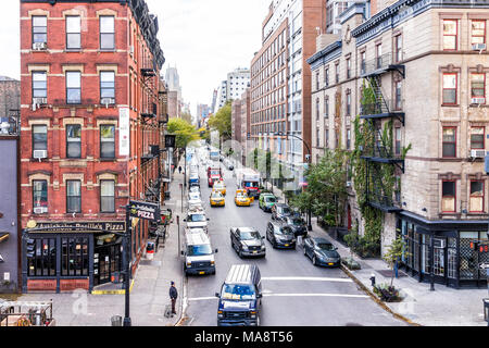 La ville de New York, USA - 30 octobre 2017 : Vue aérienne de Chelsea, quartier moderne d'immeubles à appartements et voitures en circulation sur rue en bas à New York, Banque D'Images