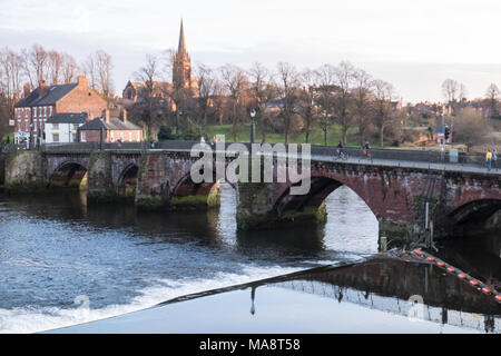 Old Dee Bridge,Main,Pont,situé dans l'ensemble,rivière Dee,du,Roman, les murs de la ville de Chester, Cheshire, Angleterre,,UK,Royaume-Uni, Banque D'Images