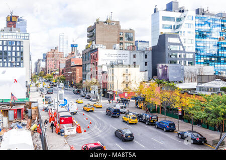 La ville de New York, USA - 30 octobre 2017 : Vue aérienne de Chelsea, quartier moderne construction bâtiments, parking voitures et sur la circulation dans la rue ci-dessous Banque D'Images