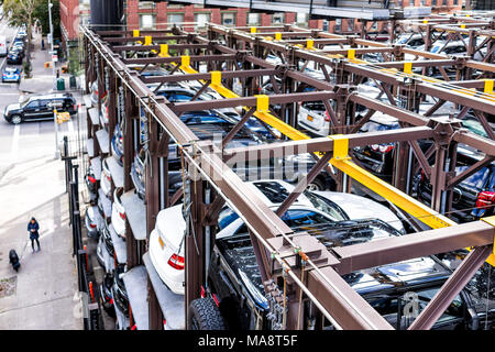 La ville de New York, USA - 30 octobre 2017 : Vue aérienne du quartier de Chelsea voitures en stationnement parking piscine en plein air garage organisée sur la rue ci-dessous à New Yor Banque D'Images